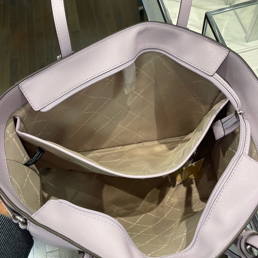 MICHAEL KORS Voyager Large Saffiano Leather Shoulder Tote Bag
Light Quartz 
NWT - Picture 13 of 16